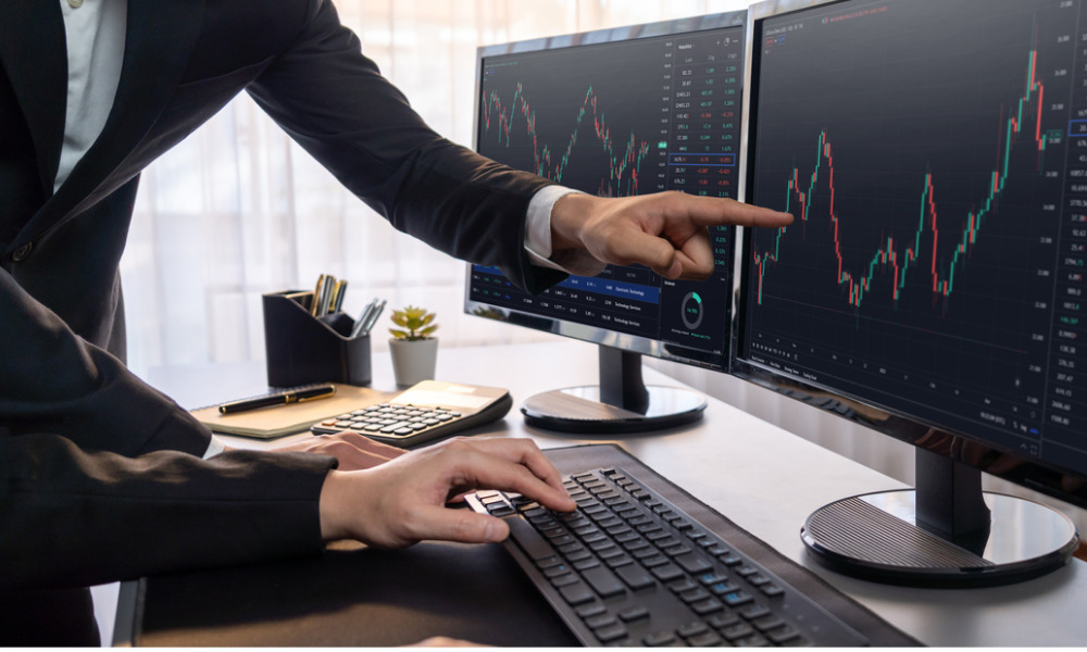 businessman-and-broker-analyzing-stock-graph-at-trading-company-trailblazing.jpg-s1024x1024wisk20cVGXEPlUFm6c2qsQ_iAAt3cowBg9D89zdBM1jOrzq9nk trading robot